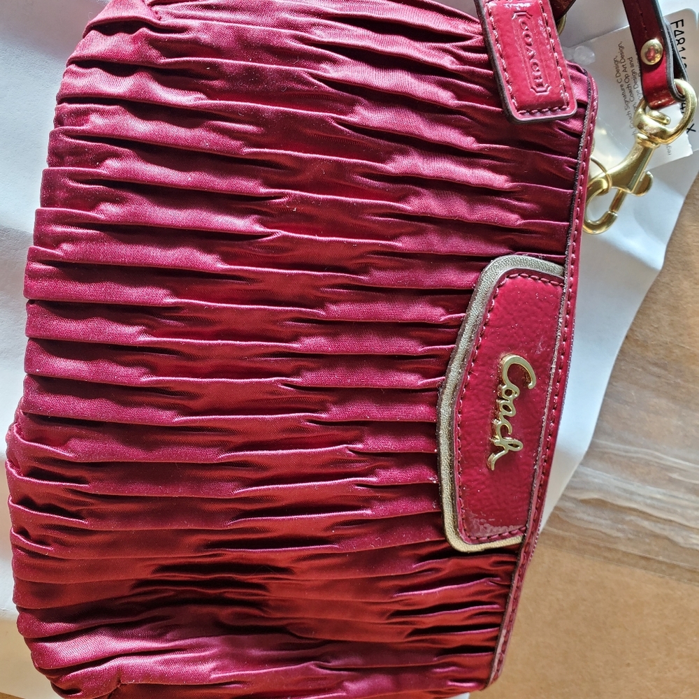 π NWT Coach Ashley Gathered Satin Ruched wristlet!! NWT - Picture 4 of 12